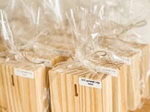 מדבקת הקדשה מאחורי כל בלוק