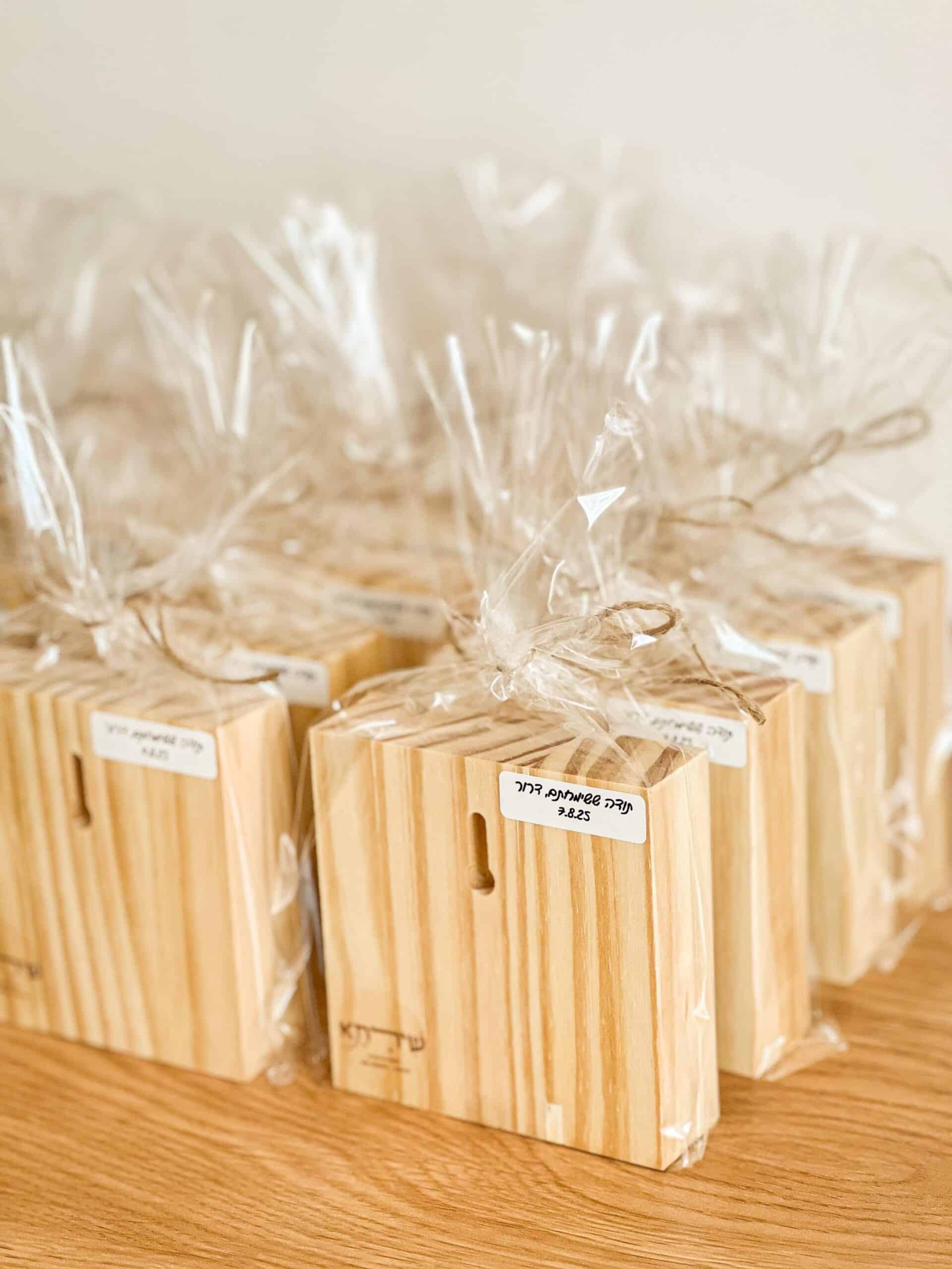 מדבקת הקדשה מאחורי כל בלוק