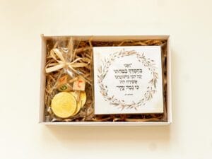 מארז חנוכה - בלוק מעוצב, סביבון ומטבעות שוקולד