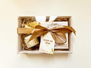 מארז חנוכה - בלוק מעוצב, נר ריחני ומטבעות שוקולד