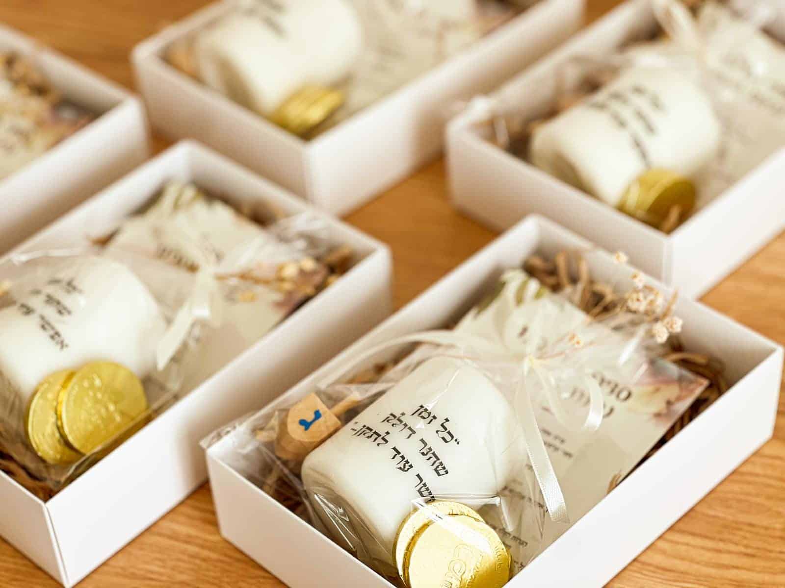 מארז חנוכה - בלוק מעוצב, סביבון ומטבעות שוקולד – תמונה 4